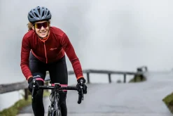 OcieplanadamskakoszulkarowerowaRogelliESSENTIALzdługimrękawem,bordowo-koralowa