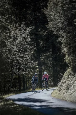 DamskakurtkasportowaRogelliFARAHoluźniejszymkroju,czarna