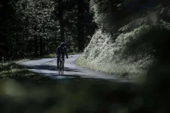 DamskakurtkasportowaRogelliFARAHoluźniejszymkroju,czarna