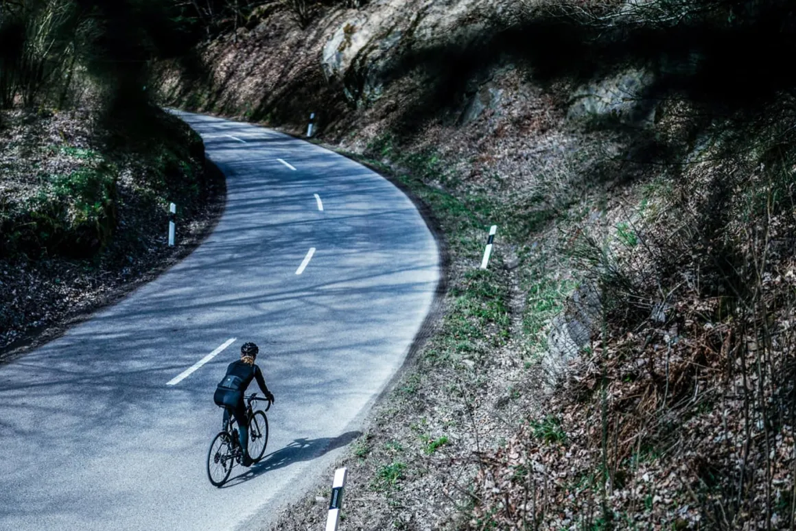 DamskasoftshellowakurtkarowerowaRogelliGLORYzoddychającymiplecami,czarna