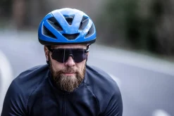 KaskrowerowyRogelliPUNCTAzbłyszczącąpowierzchnią,czarno-niebieski