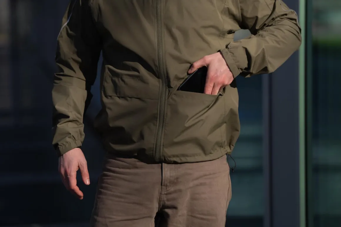 KurtkaprzeciwdeszczowaRogelliCOMMUTERESSENTIALzkapturemibocznymikieszeniami,khaki