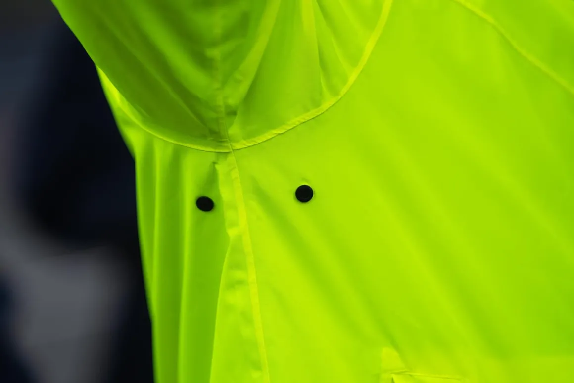 KurtkaprzeciwdeszczowaRogelliCOMMUTERCOREzkapturemibocznymikieszeniami,fluor