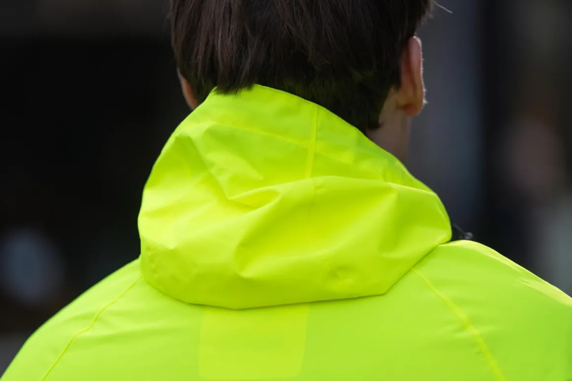 KurtkaprzeciwdeszczowaRogelliCOMMUTERCOREzkapturemibocznymikieszeniami,fluor