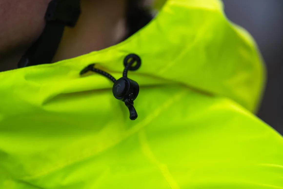 KurtkaprzeciwdeszczowaRogelliCOMMUTERCOREzkapturemibocznymikieszeniami,fluor