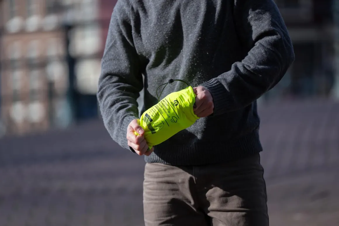 KurtkaprzeciwdeszczowaRogelliCOMMUTERCOREzkapturemibocznymikieszeniami,fluor