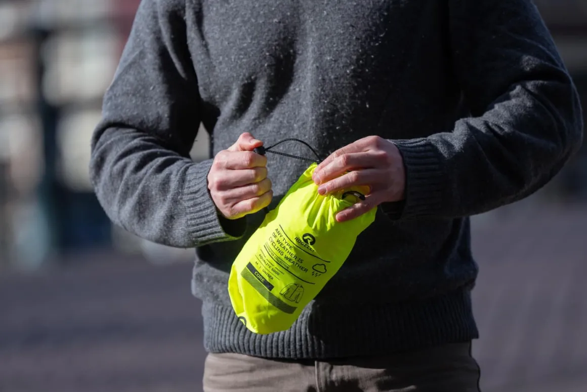 KurtkaprzeciwdeszczowaRogelliCOMMUTERCOREzkapturemibocznymikieszeniami,fluor