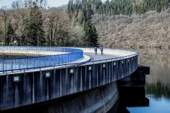 OcieplanakoszulkarowerowaRogelliCOURSEzdługimrękawem,czarno-niebiesko-biała