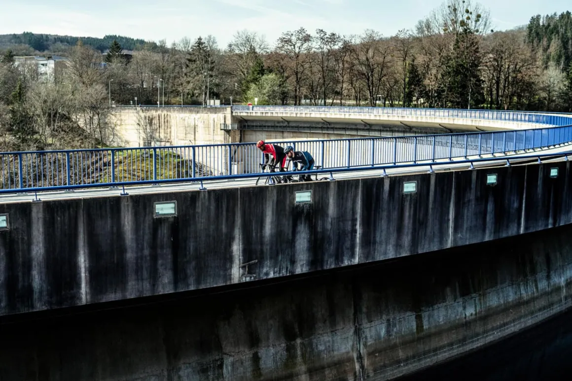 OcieplanakoszulkarowerowaRogelliCOURSEzdługimrękawem,czarno-niebiesko-biała