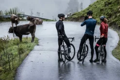 OcieplanakoszulkarowerowaRogelliESSENTIALzdługimrękawem,czarna