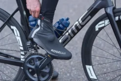 UltralekkieprzeciwdeszczoweochraniaczekolarskienabutyroweroweRogelliFIANDREXznieprzemakalnegomateriału,czarno-srebrne