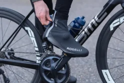 UltralekkieprzeciwdeszczoweochraniaczekolarskienabutyroweroweRogelliFIANDREXznieprzemakalnegomateriału,czarno-srebrne