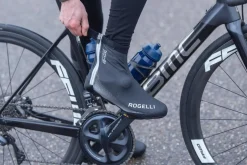 UltralekkieprzeciwdeszczoweochraniaczekolarskienabutyroweroweRogelliFIANDREXznieprzemakalnegomateriału,czarno-srebrne