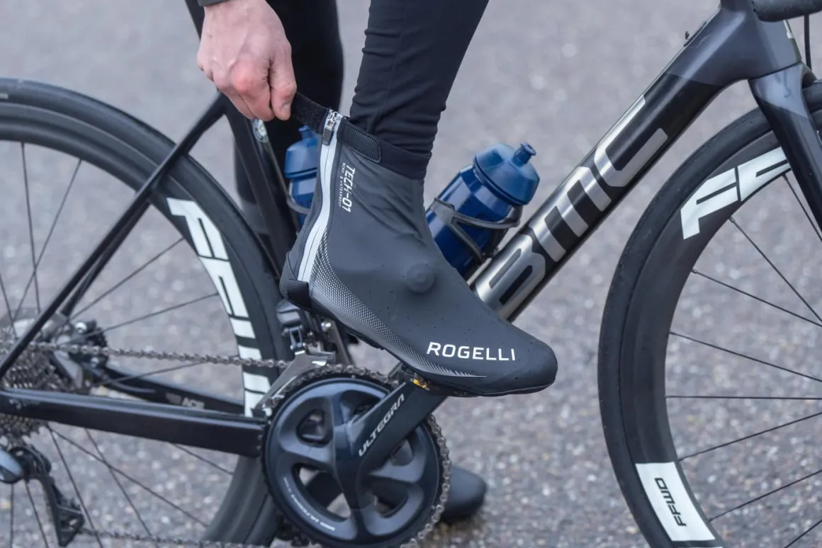 UltralekkieprzeciwdeszczoweochraniaczekolarskienabutyroweroweRogelliFIANDREXznieprzemakalnegomateriału,czarno-srebrne