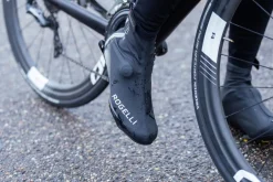 UltralekkieprzeciwdeszczoweochraniaczekolarskienabutyroweroweRogelliFIANDREXznieprzemakalnegomateriału,czarno-srebrne