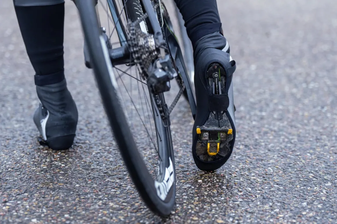 UltralekkieprzeciwdeszczoweochraniaczekolarskienabutyroweroweRogelliFIANDREXznieprzemakalnegomateriału,czarno-srebrne