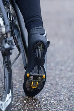 UltralekkieprzeciwdeszczoweochraniaczekolarskienabutyroweroweRogelliFIANDREXznieprzemakalnegomateriału,czarno-srebrne