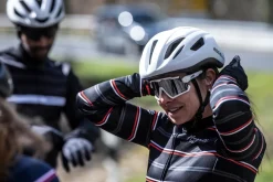 UltralekkikaskrowerowyRogelliCUORAzmatowąpowierzchnią,biały