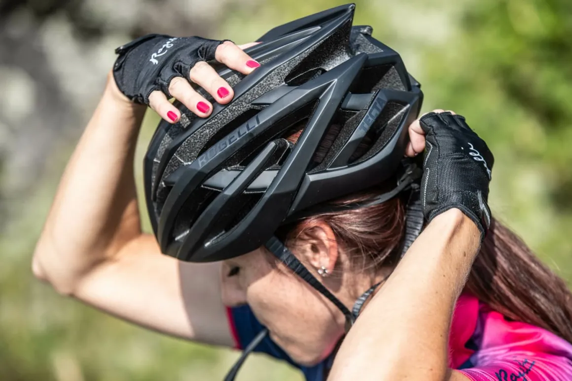 UltralekkikaskrowerowyRogelliTECTA,czarny